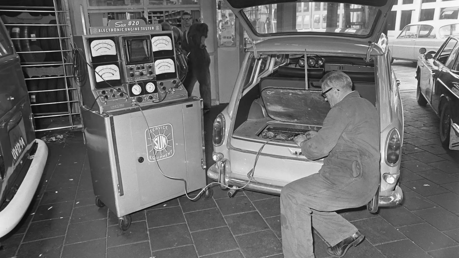 Un mécanicien inspecte une voiture dans un garage néerlandais.