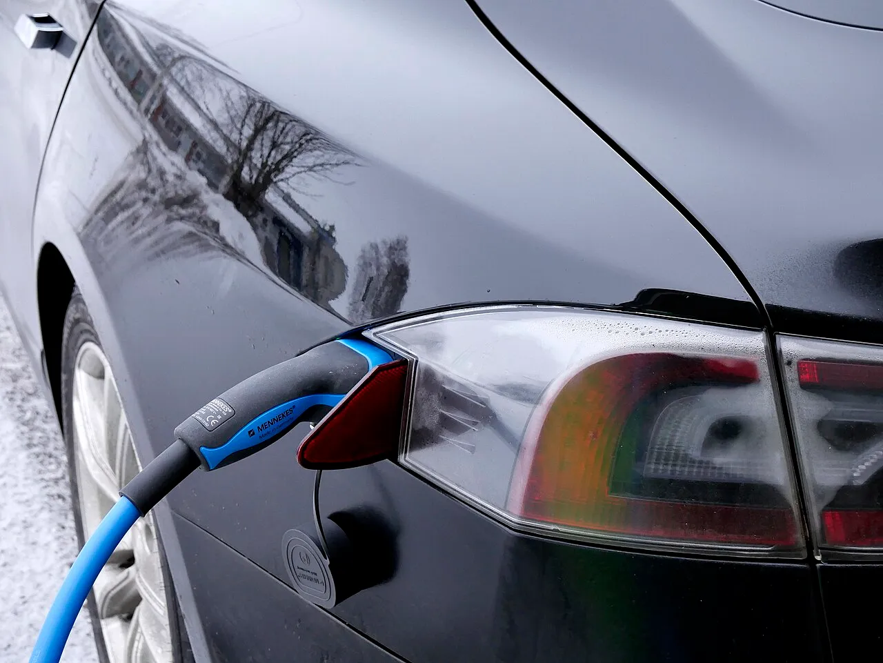 Voiture électrique branchée à une borne de recharge avec un connecteur Type 2.