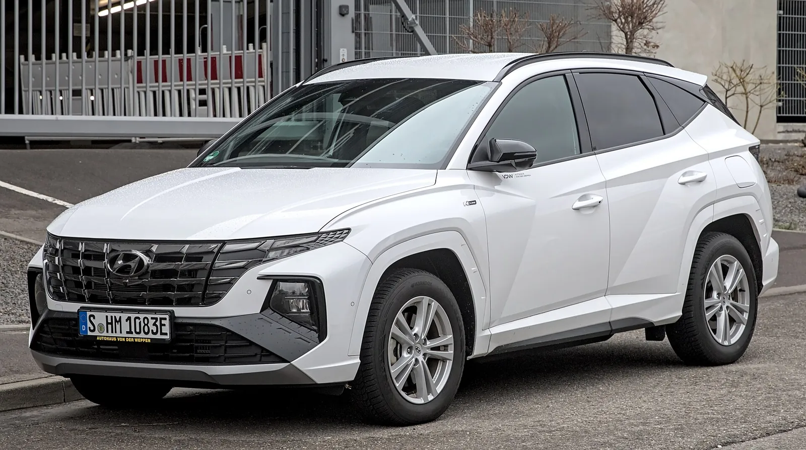 Hyundai Tucson de quatrième génération blanc, finition N Line, vu de trois-quarts avant, garé dans une rue de Stuttgart.